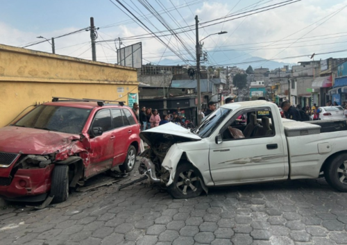 El choque involucr&oacute; a dos veh&iacute;culos y a una motocicleta. (Foto: Redes Sociales)