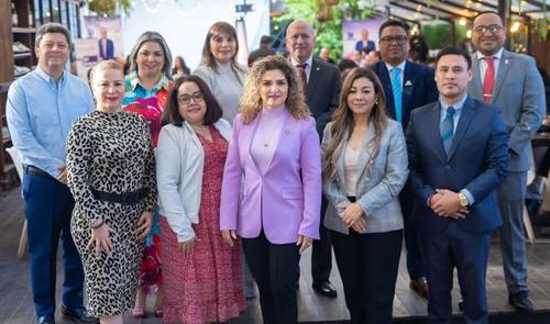 Irma Yolanda Sosa (saco gris) y la magistrada vocal, Caren Orfilia Guzm&aacute;n Sagastume (saco morado), magistradas que otorgaron el amparo para impedir que profesionales afines elijan magistrado de la CC, junto al actual magistrado Nester V&aacute;squez. (Foto: redes sociales)

