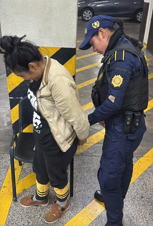 La capturada fue identificada como Jacqueline Paola L&oacute;pez Tunche, alias &ldquo;La Chenca&rdquo;. (Foto: PNC)