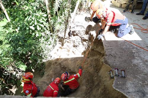 Socorristas rescataron el cuerpo sin vida del hombre de aproximadamente 47 a&ntilde;os. (Foto: Bomberos Municipales)