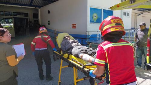 El adolescente de 17 a&ntilde;os result&oacute; herido tras presuntamente haberse enfrentado a disparos con la PNC. (Foto: Bomberos Municipales)