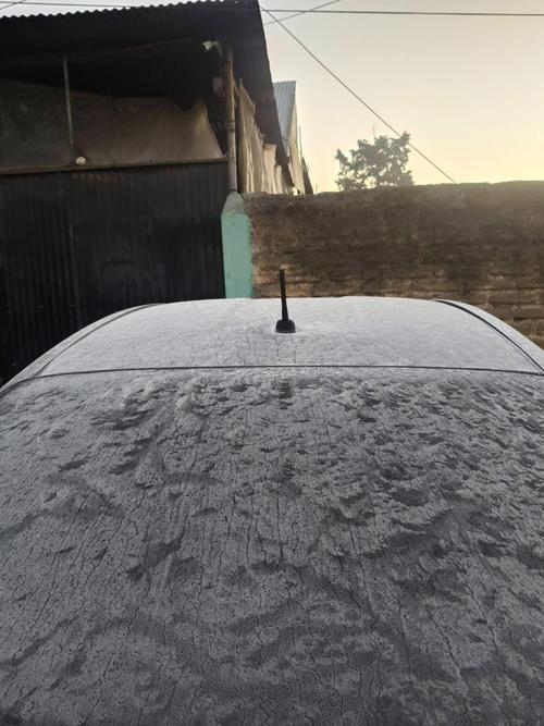 Veh&iacute;culos que se quedan en la intemperie de la noche en Xela quedan con una capa de hielo encima. (Foto: Redes sociales)