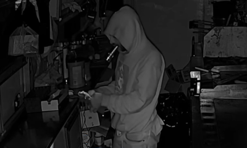 El propietario del negocio dijo que el hombre se llev&oacute; $30 en efectivo. (Foto: captura de video)