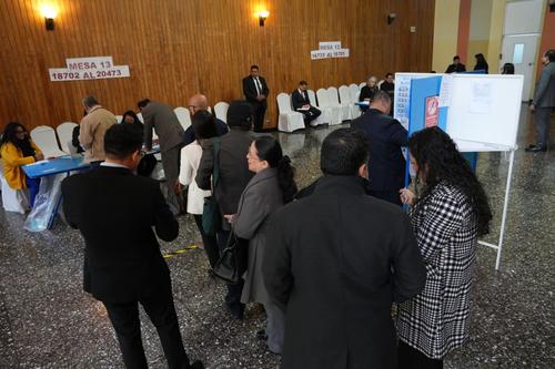 Abogados hacen fila para emitir su voto.  (Foto: Wilder L&oacute;pez/Soy502)