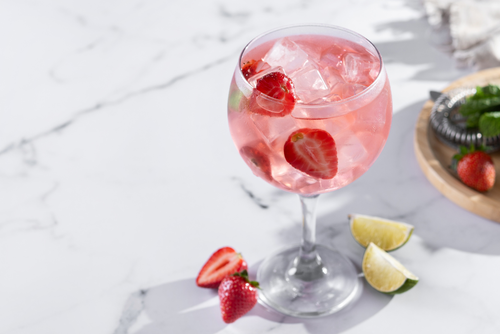 Puerto de Indias Strawberry es una de las ginebras de m&aacute;s reciente ingreso en el mercado europeo. (Foto: Canva/Soy502)