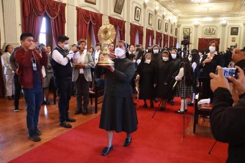 As&iacute; fue recibida la reliquia de primer grado en Xela. (Foto: Oswaldo Cop/Colaborador)