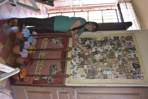 La se&ntilde;ora Patricia Guzm&aacute;n presume de su mural de turnos para cargar en Semana Santa. (Foto: Daniel D&aacute;vila/Colaborador)