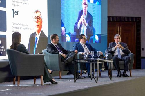 Foro sobre el Lanzamiento de Acciones. (Foto: Cortes&iacute;a/Soy502)
