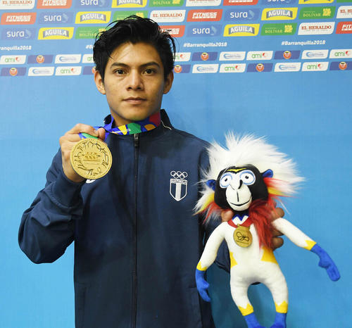 Una postal habitual en la carrera de Jorge Vega, lucir medallas de oro. En la imagen, luego de consagrarse con el oro en Barranquilla 2018. (Foto: Archivo)
