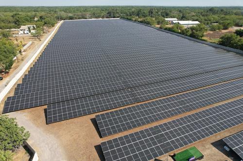 Vista a&eacute;rea del parque solar F&eacute;nix 2, ubicado en la franja costera de Monterrico, Santa Rosa. (Foto: Estuardo Paredes/Colaboraci&oacute;n)