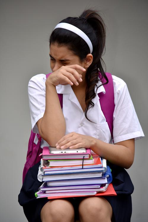 Si el estudiante est&aacute; triste muchos d&iacute;as, necesita apoyo. (Foto: shutterstock)