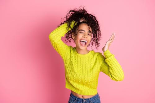 Con ayuda de un estilista identifica el nivel de ondulaci&oacute;n de tu cabello para elegir productos acertados. (Foto: Shutterstock)