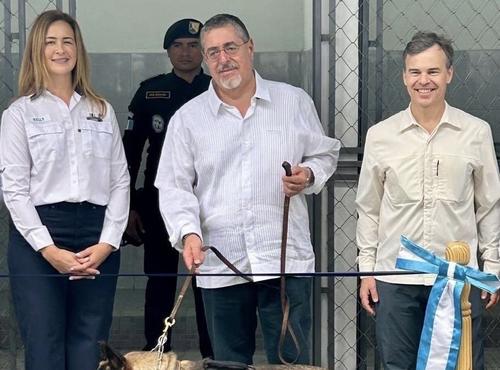 Bernardo Ar&eacute;valo y John Barrett en la presentaci&oacute;n de las nuevas instalaciones para los agentes K9 de la PNC. (Foto: Embajada de Estados Unidos)