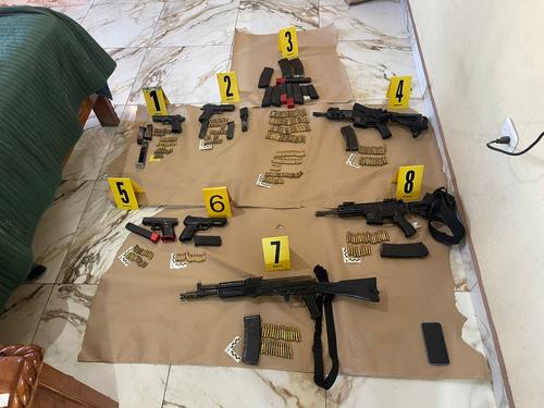 A un integrante de "Los albinos" le localizaron armas de fuego de grueso calibre, todas con su licencia, pero ser&aacute;n analizadas. (Foto: MP)
