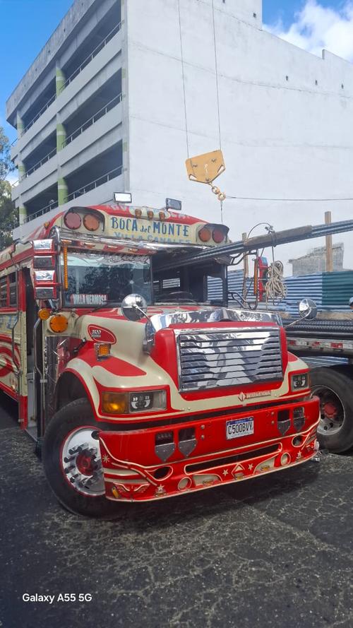 Los hierros que transportaba un tr&aacute;iler terminaron impactando en un bus extraurbano. (Foto: PMT)