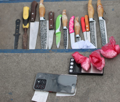 En la requisa tambi&eacute;n se decomisaron celulares y droga. (Foto: PNC)