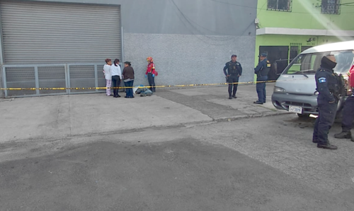 El cuerpo estaba recostado en una pared, donde fue encontrado por los familiares. (Foto: Rafael Zu&ntilde;iga/CBM)