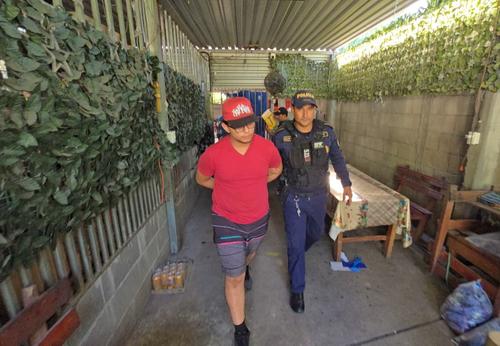 Mientras, a Oliber Alvarez Raymundo le hallaron m&aacute;s drogas, una pistola y Q12,945 en efectivo. (Foto: PNC)