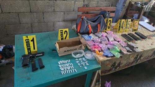 Las autoridades encontraron varios indicios que fueron incautados y que ser&aacute;n analizados. (Foto: PNC)