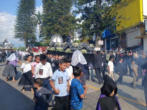 Devotos de todas las edades forman parte de los cortejos procesionales. (Foto: Irma Tz&iacute;/Colaboradora)
