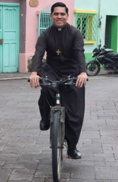 sacerdote el salvador 2