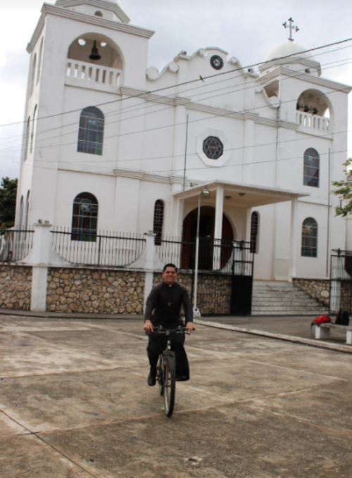 sacerdote radicado petén camina shakira el salvador 3