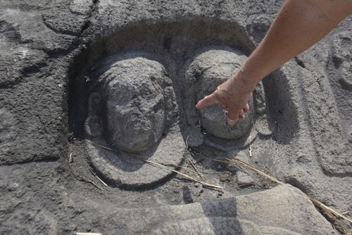 El Monumento 34 se puede considerar una piedra de sacrificio, ya que predomina el Dios de la Muerte en un medio relieve y sobresalen dos cabezas de Tlaloc, de donde emergen serpientes de sus boca. (Foto: Manuel Peralta/Colaborador)