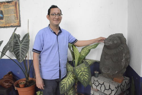 El maestro e historiador luciano, Eddy Pay&eacute;s, nos coment&oacute; un poco de la historia de El Bilbao. Foto: Manuel Peralta/Colaborador)