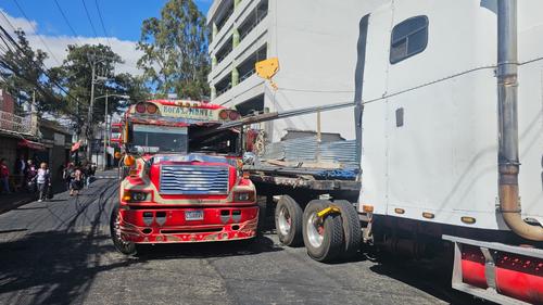 El bus extraurbano fue impactado de frente por la carga del tr&aacute;iler. (Foto: Bomberos Municipales)