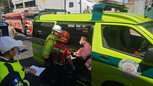 El piloto del bus result&oacute; herido y fue trasladado a un centro asistencial privado. (Foto: Bomberos Municipales)