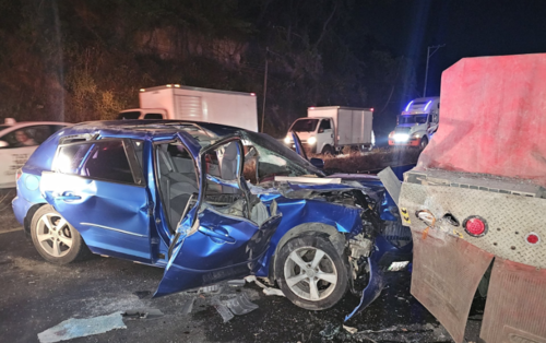 El veh&iacute;culo impact&oacute; en la parte trasera de un cami&oacute;n. (Foto: ASONBOMD)