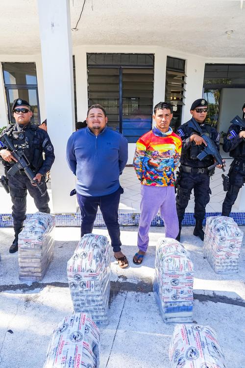 A los capturados se les incautaron 13 bultos de coca&iacute;na, con un aproximado de 398 kilogramos, valorados en m&aacute;s de $10 millones. (Foto: Gustavo Villatoro)