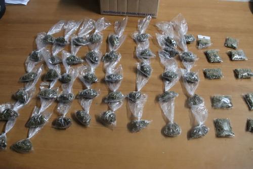 La 52 bolsitas con marihuana las trasladaba en una caja de cart&oacute;n el salvadore&ntilde;o. (Foto: PNC)