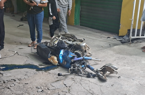 La motocicleta del abogado qued&oacute; completamente destruida. (Foto: Carlos Pel&aacute;ez/Nuestro Diario)