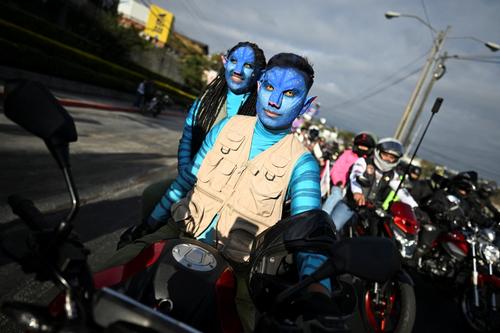 Mujeres motociclistas marcaron presencia en la caravana. (Foto: AFP)