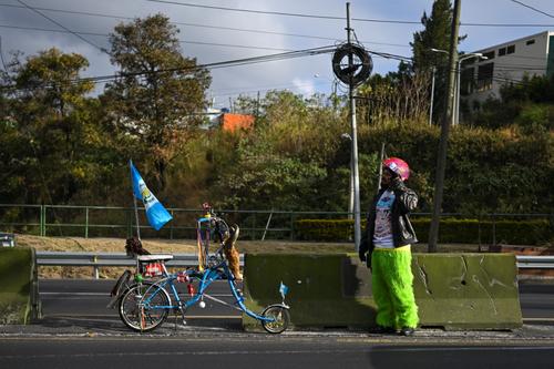 La caravana se llen&oacute; de color e ingenio sobre dos ruedas. (Foto: AFP) 
