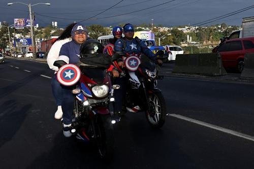 Nuevos amigos en la tradicional peregrinaci&oacute;n. (Foto: AFP)
