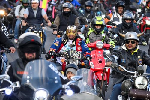 Creatividad y devoci&oacute;n se mezclaron en la Caravana del Zorro 2026. (Foto: AFP)