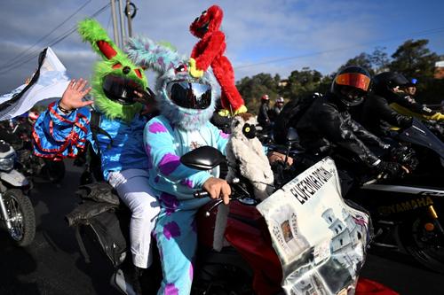 Disfraces y m&aacute;scaras destacaron entre los m&aacute;s de 80 mil peregrinos. (Foto: AFP)
