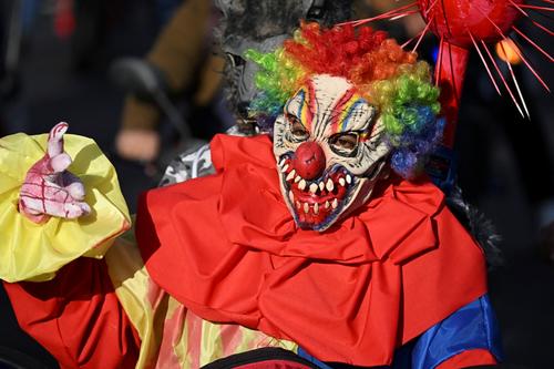 Personajes fant&aacute;sticos acompa&ntilde;aron la ruta hacia Esquipulas. (Foto: AFP) 
