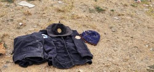 Entre los hallazgos figura un uniforme vinculado a las fuerzas de seguridad. (Foto: Ej&eacute;rcito de Guatemala) 