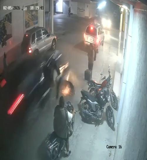 Momentos previos a que el veh&iacute;culo alcanzara la camioneta color gris de Alfonso Cano. (Foto: captura de video)