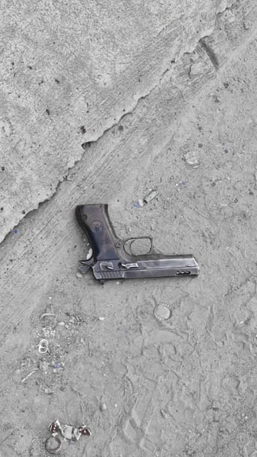 Al capturado se le incaut&oacute; un arma de fuego. (Foto: PNC)