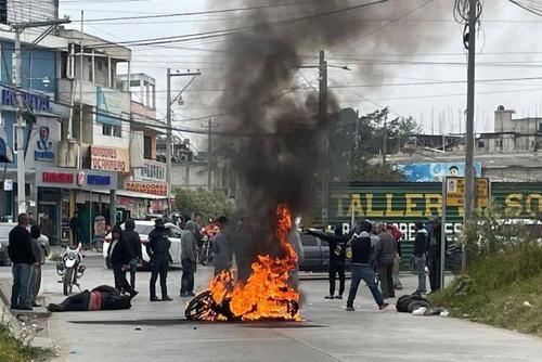 La motocicleta en la que ambos viajaban fue incendiada por los vecinos tras el incidente. (Foto: Archivo/Soy502)
