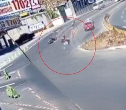En las im&aacute;genes se observa a un grupo de motoristas al momento del accidente. (Imagen: captura de pantalla)