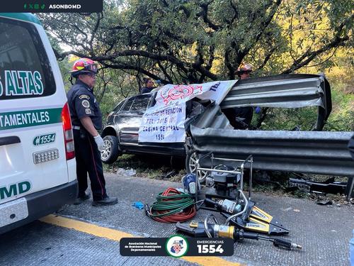 Una mujer fue rescatada tras quedar atrapada en el veh&iacute;culo tras el impacto. (Foto: ASONBOMD)