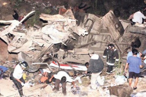 Accidente en la vuelta El Chilero (2008) Un bus sobrecargado volc&oacute; y cay&oacute; a un barranco en el km 33.5 de Villa Canales a Barberena, dejando 48 muertos y 27 heridos. (Foto: Archivo/Soy502)
