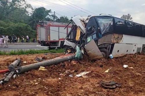 El 30 de noviembre de 2025 el conductor de un bus tur&iacute;stico perdi&oacute; el control donde se reportaron varios fallecidos y heridos en el Caser&iacute;o Agua Caliente, ingresando a Puerto Barrios. (Foto: Archivo/Soy502)