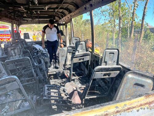 El interior del microb&uacute;s qued&oacute; calcinado tras el siniestro. (Foto: Redes sociales)