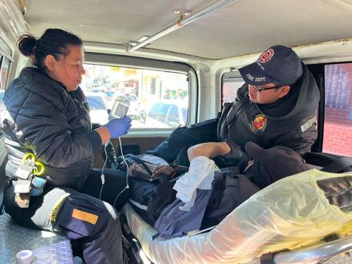 El herido fue atendido por los socorristas luego de presentar heridas de bala. (Foto: Bomberos Voluntarios)